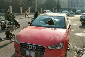 残疾妈妈靠摆摊养俩女儿，十年后父亲开豪车回来，大女儿把车砸了图片