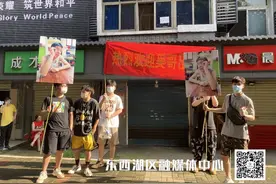 五位好兄弟在高考考场外拉横幅等候图片