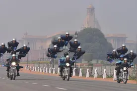 印度究竟有多奇葩？徒手擦屁股，骑牛上街图片