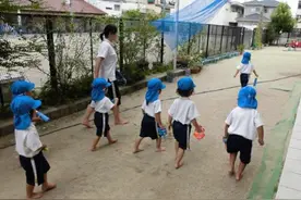 日本赤足教育受追捧，光脚走路与穿鞋走路的孩子有啥不同？差别大图片