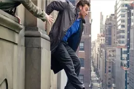 跳楼跳到一半，如果在半空中反悔了，怎么做才能存活下来呢？图片