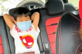 6岁儿子用全部积蓄给妈妈买金手镯，不舍的模样太可爱，妈妈笑翻图片