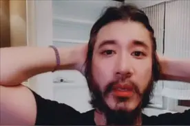 45岁王力宏直播刮胡子，胡子造型过于狂野，刮完像年轻了18岁图片