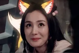 杨幂少女感不再，节目里脸现凹痕，近年来脸部总呈现出不自然瞬间图片