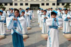 幼儿园汉服活动，男孩穿“囚服”入园，被众人嘲笑，父母长点心吧图片