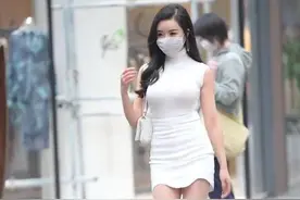 白色的裙子和白色的T恤衫相配，紧身是这种穿搭的魅力图片