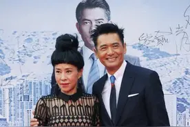 周润发的两任老婆，一个身价几十亿，一个为养孩子拼命演戏！图片