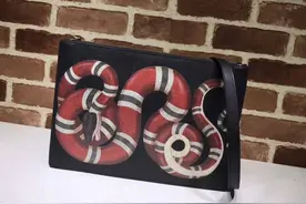 夫妻在家中看到一条“大红蛇”，误以为是蛇类，男子慌忙求救图片