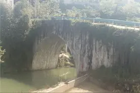 我们村头古老桥下，悬挂着一把斩龙剑！文史专家：很多地方都有这个习俗图片