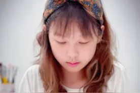 陈数12岁养女罕见曝光，一头黄发显成熟，为妈妈做巧克力秀母女情图片