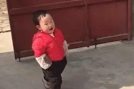 2岁男孩大摇大摆“蹭吃”,双手插兜十分有范儿,网友：父母的失职图片