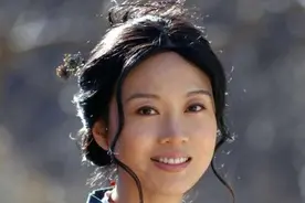 佟掌柜的泼辣人生：32岁离婚后沉迷姐弟恋，50岁带女儿勇闯娱乐圈图片