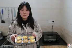 实拍宅家山村大二女生：每天上山挖野菜做蛋挞，一个月写笔记20本图片