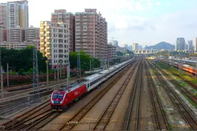 一趟从深圳到北京的特快 后被速度相同的D车取代图片