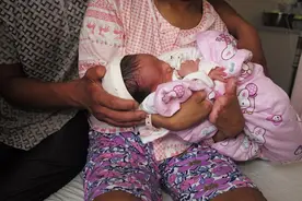 四肢截肢的孕妇顺利生下男婴，付出的艰辛让正常人无法想象图片