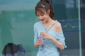 炎热天气穿什么？浅蓝色斜肩连衣裙搭配白色牛仔裤，既清凉又漂亮图片