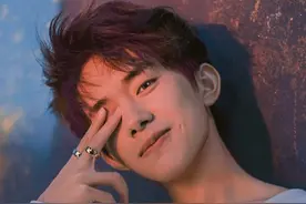 “笑起来带伤”的易烊千玺：2岁学艺，5岁登台，21岁功成名就图片