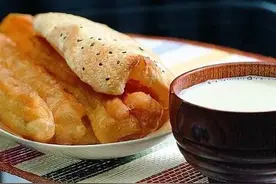 说我吃汉堡方便面是垃圾食品，你不也在吃咸菜油条？图片