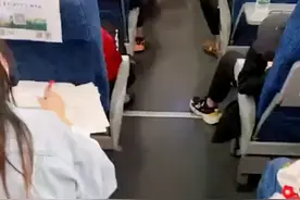 湖南一女老师高铁上改试卷：坐车要4个小时，想先把试卷全看完图片