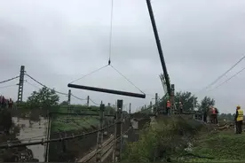 全力拆除上跨铁路排水管道，消除安全隐患确保铁路安全图片
