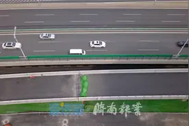 方便市民“北进”！济南这条路的上桥匝道铺设沥青图片