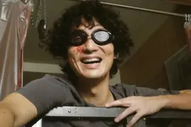 奇幻电影：外卖小哥订单超时后，公园内突然多了只手图片