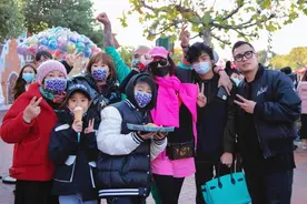 张柏芝携家人出游，大儿子谢振轩冷酷帅气，一举一动都酷似谢霆锋图片