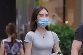 黑色牛仔裤搭配马丁靴，能秀出好身材更具有时尚感图片