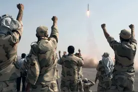 场面激烈！中东又开战，胡塞武装报复沙特空袭，动用导弹和无人机图片