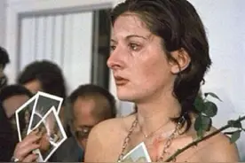 最疯狂行为艺术！她将身体麻醉6小时，任由观众处置，结果太残忍图片