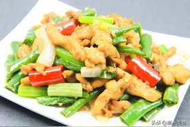 线椒鸡柳很多人第一步就做错了，鸡柳腌制有技巧，鲜嫩可口又不柴图片