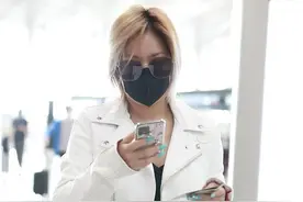 王菊这自信非一般人能比，没有超模身材却很敢穿，露出赘肉也不怕图片