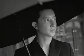 乐华合影韩庚站C位，难怪这几年不出来拍戏也不愁没钱花了图片