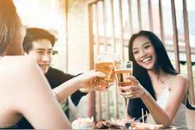 15岁女孩喝13瓶啤酒后飙车撞杆，未成年人饮酒危害比你想象中要大图片