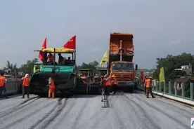 罗信高速建设进展顺利，已进入沥青混凝土路面施工阶段图片