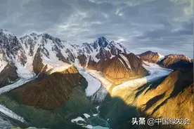 到博格达峰，眺望雪山！与盛夏雪莲相遇图片