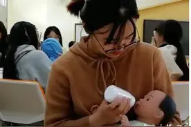 宁波幼师高专引入智能仿真娃娃，一群大学生当起了“奶爸”“奶妈”图片