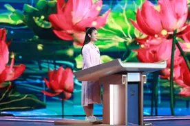 成都盲人女孩登上中国诗词大会：不管有没有人看我，我都要开花图片