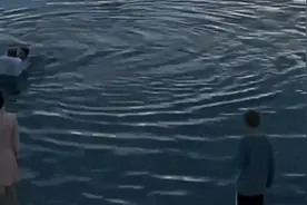 俄罗斯女子游泳时溺水 市民手牵手组“人链”救援视频封面