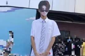 黄明昊粉丝沙雕应援 照片面具玛丽苏横幅太魔性图片