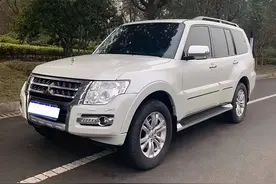 实拍：金标三菱帕杰罗V97，仅售32万，后排直接配个大沙发？图片