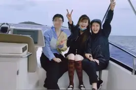 闫学晶包游艇带全家看海，儿媳戴大金镯显富贵，婆媳俩亲密坐大腿图片
