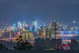 南山上有一处重庆夜景最佳观赏点，摄影人必去打卡，但为何需结伴图片