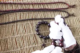 小叶紫檀颗数不同有讲究，不要随意佩戴免得出洋相，必须要了解视频封面