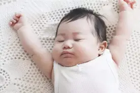 宝宝4个月就能睡整觉啦，宝妈用了3个方法，你也能拥有省心宝宝视频封面