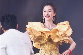 张小斐活动全程戴红绳，杨颖穿公主裙模仿大妈甩丝巾，网友笑疯了图片