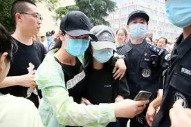 张子枫高考第一个交卷，得知真实原因后，明白为何黄磊何炅宠她了图片