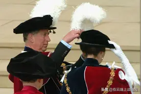 70岁了查尔斯还会帮安妮公主细心整理帽子，查尔斯是妹控无疑了图片