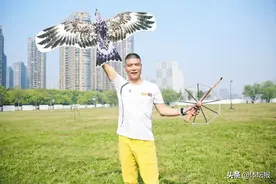 看！天上有“鹰”在飞图片