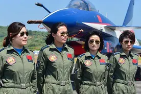 我国首批女飞行员，背后心酸无人知：5年内不许谈恋爱，不准结婚图片